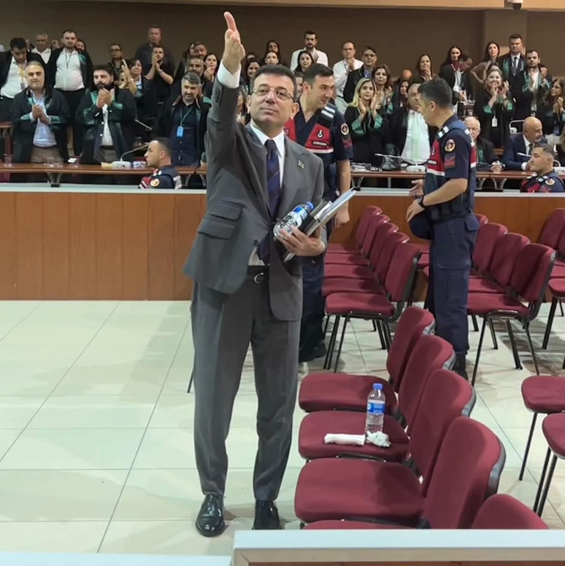 nevin_zaimoglu's tweet photo. Sayın Genel Başkanımız @eczozgurozel tarafından açılışı yapılan,
Cumhurbaşkanlığı Aday Ofisi,
Yürekten inanıyorum,
herkesin eşit özgür adil şekilde yaşayacağı,
CHP iktidarının kapısını da açacaktır.
Vatanımıza Milletimize hayırlı uğurlu olsun... https://t.co/uYh0vBiCDP