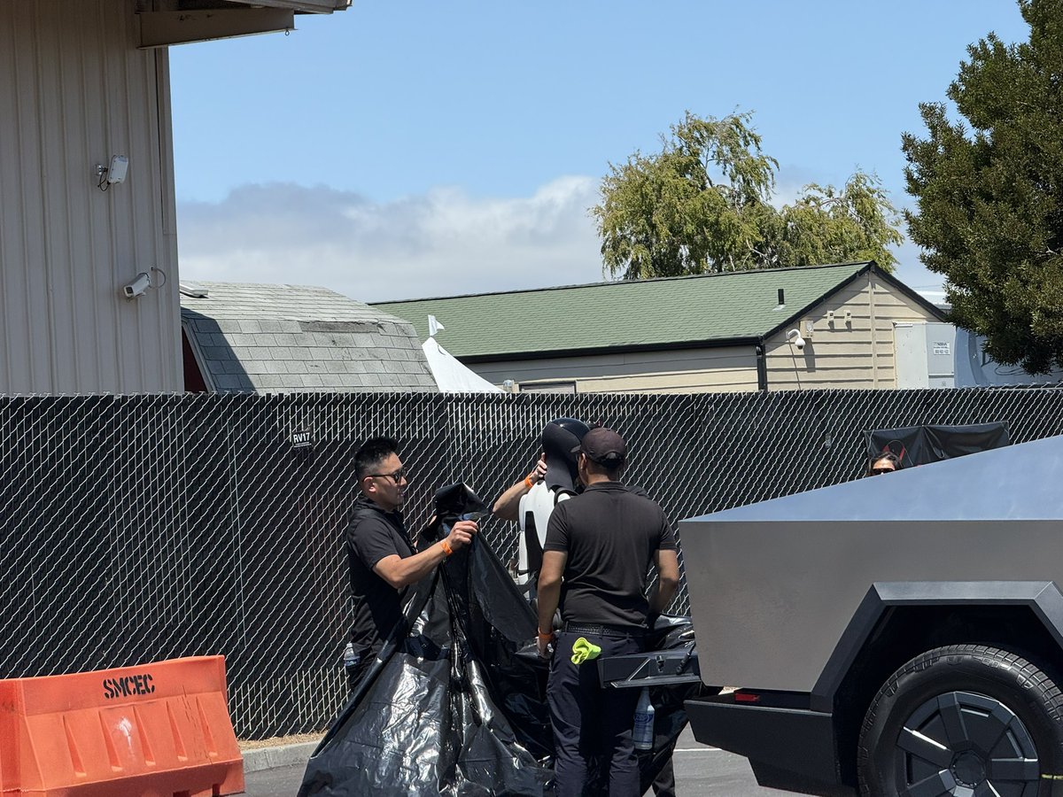 Dragonboy155's tweet image. BREAKING: Optimus prototype spotted in San Mateo!
Tesla's team rushed to cover their robot before cameras could catch it.
Looks like someone's camera-shy 😂 $TSLA