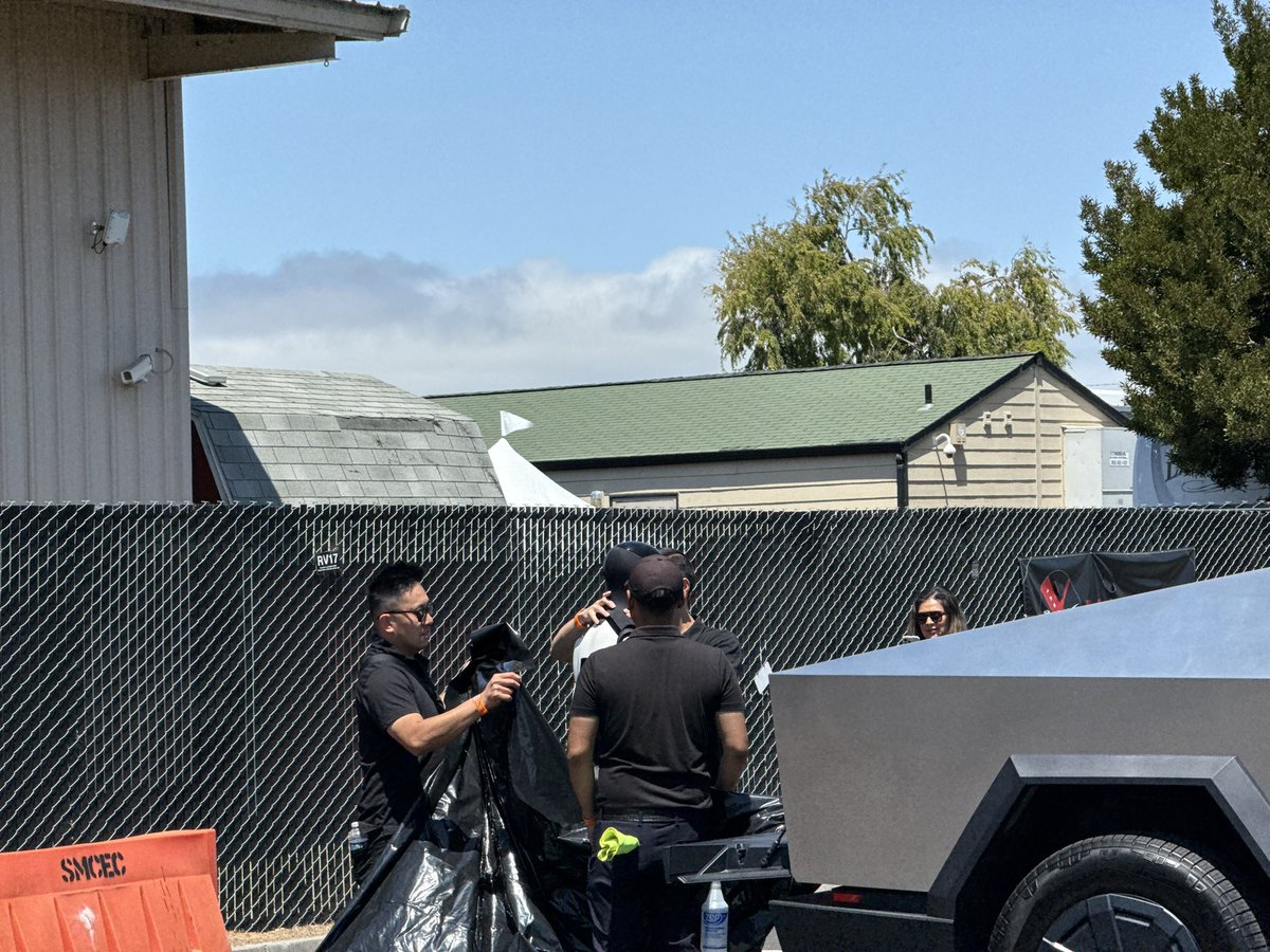 Dragonboy155's tweet image. BREAKING: Optimus prototype spotted in San Mateo!
Tesla's team rushed to cover their robot before cameras could catch it.
Looks like someone's camera-shy 😂 $TSLA