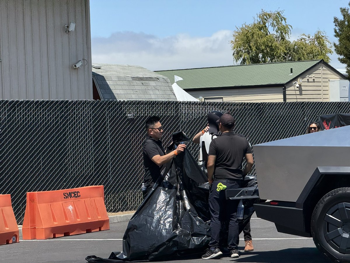 Dragonboy155's tweet image. BREAKING: Optimus prototype spotted in San Mateo!
Tesla's team rushed to cover their robot before cameras could catch it.
Looks like someone's camera-shy 😂 $TSLA
