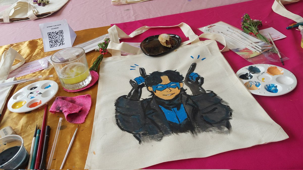 stariiniightt's tweet image. PAINTING TOTE BAGS W FRIENDSSS!!!!