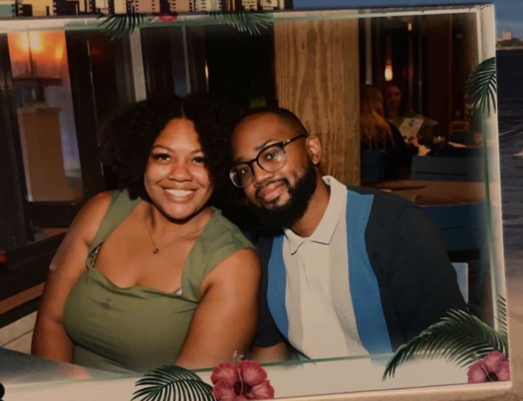 AmbitionIsLife9's tweet image. Last June I was overwhelmed with seasonal depression so I broke up w my bf bc I didn’t want to be a burden. He researched depression, helped me find a therapist, &amp;amp; paid for my self-care activities while I was working on myself. He fought for us when I couldn’t. This is us now 🤎