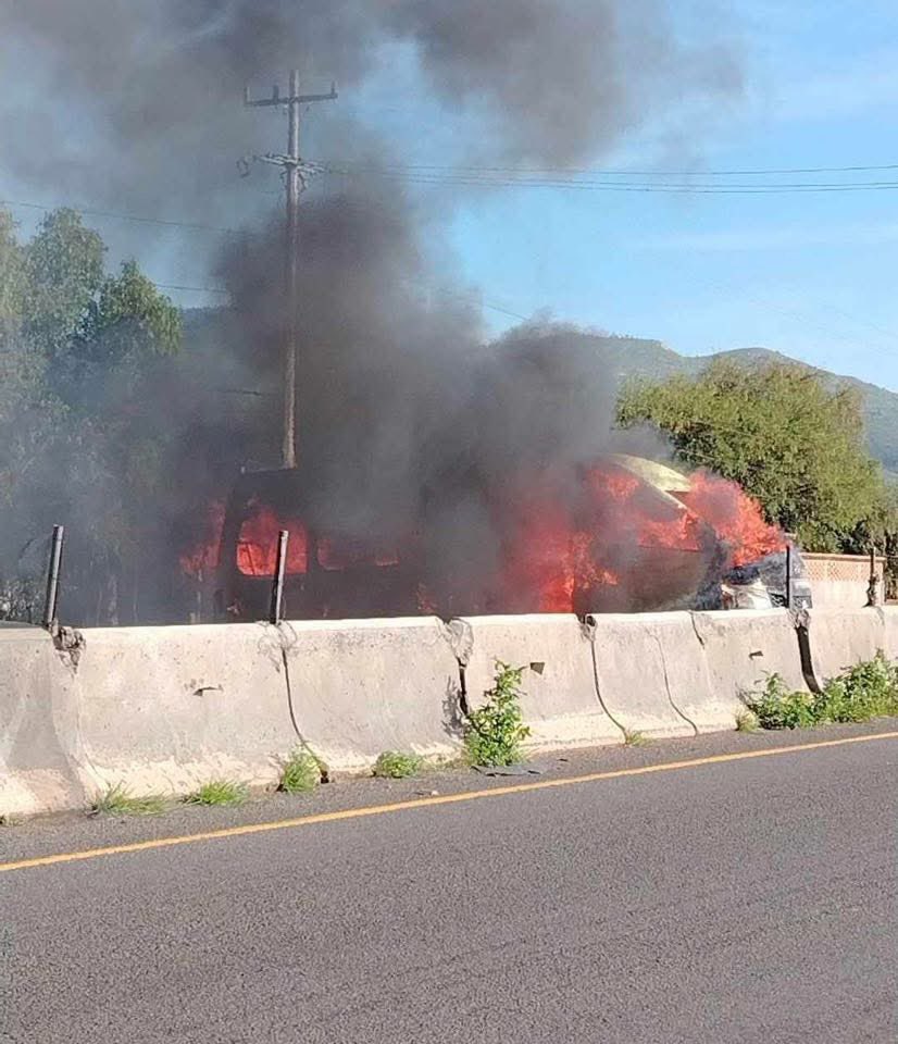 FernandovichG's tweet image. 🚨Tere Jiménez Gobernadora del PRIAN tiene un desmadre en Aguascalientes‼️
#ÚLTIMAHORA | 🚨
FUERTE MOVILIZACIÓN DE CORPORACIÓNES POLICÍACAS
*NORTE DE LA CIUDAD*
45 NORTE - PABELLÓN DE HIDALGO - RINCÓN DE ROMOS - PABELLÓN DE ARTEAGA- COSIO .
CEDA EL PASO A LAS AUTORIDADES