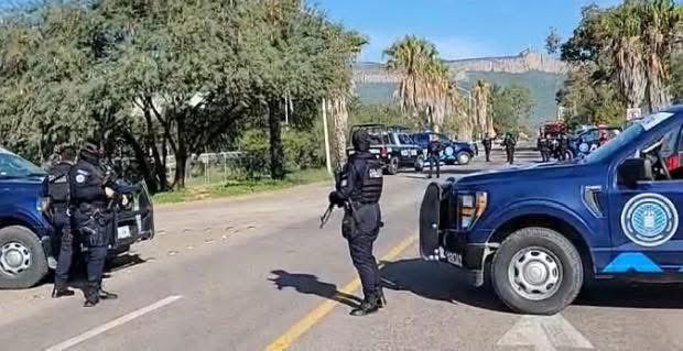 FernandovichG's tweet image. 🚨Tere Jiménez Gobernadora del PRIAN tiene un desmadre en Aguascalientes‼️
#ÚLTIMAHORA | 🚨
FUERTE MOVILIZACIÓN DE CORPORACIÓNES POLICÍACAS
*NORTE DE LA CIUDAD*
45 NORTE - PABELLÓN DE HIDALGO - RINCÓN DE ROMOS - PABELLÓN DE ARTEAGA- COSIO .
CEDA EL PASO A LAS AUTORIDADES