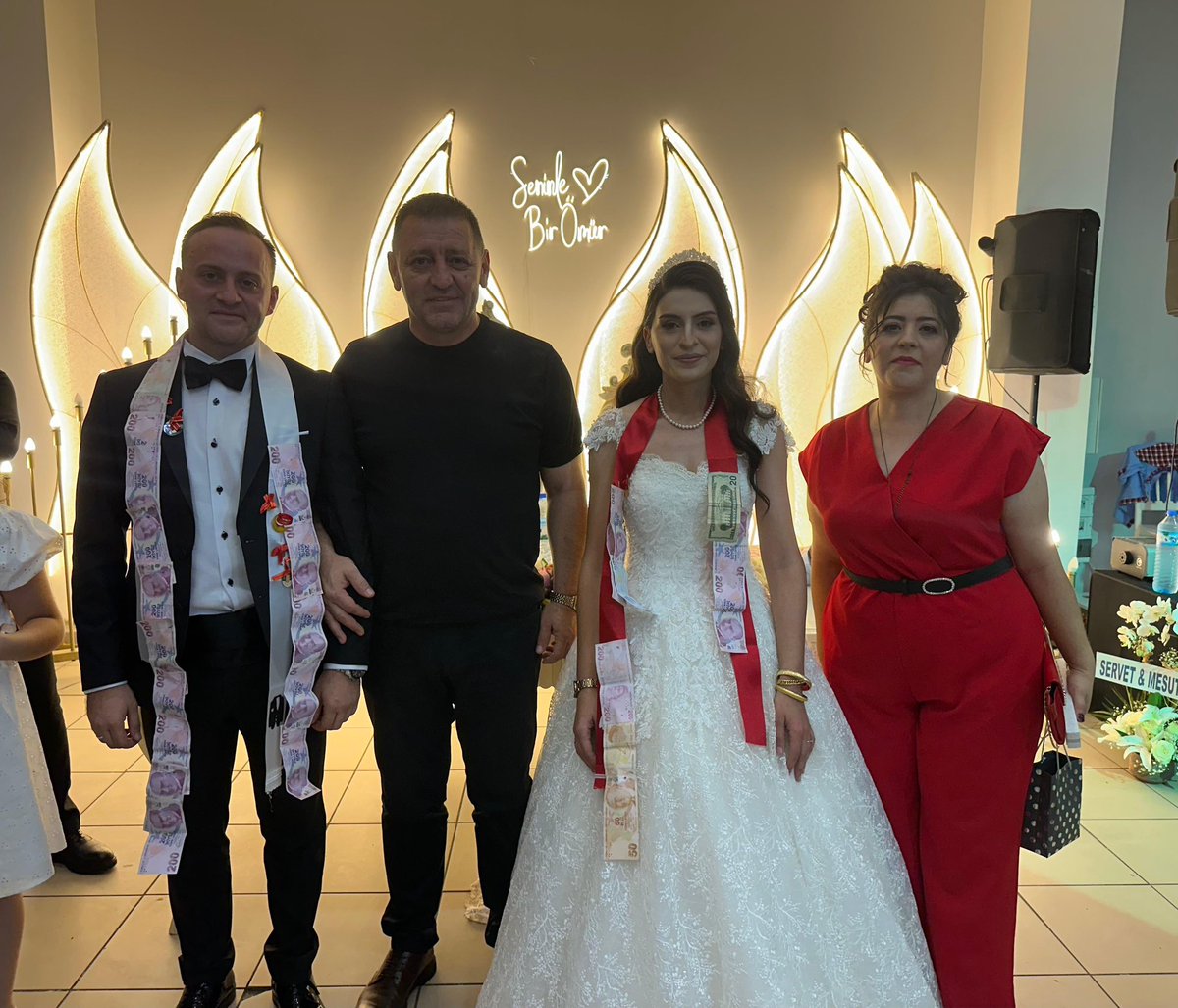 📍Isparta 

"Türk'ün töresini yaşatmaya devam ediyoruz."
 
Kırlangıç ve Demiral ailelerinin düğün merasimine katılım sağlayarak, mutluluklarına şahitlik ettik.

Beyza ve değerli dava arkadaşımız, ülküdaşımız Nurçin Demiral’ın kardeşi Burak çiftine bir ömür boyu mutluluklar
