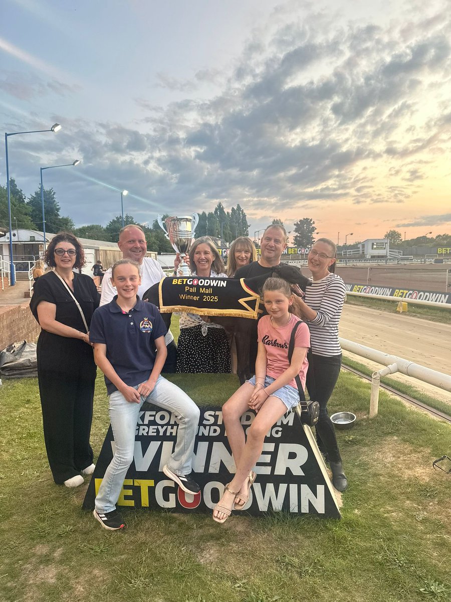 Oxford_Stadium (@oxford_stadium) on Twitter photo Pall Mall Winner 2025
GINGERS PRINCE - 26.43
Well done to <a href="/GingerLucas87/">Alan lucas</a> & Trainer <a href="/adachikennels/">Adachi Kennels</a> Pall Mall Winner 2025
GINGERS PRINCE - 26.43
Well done to <a href="/GingerLucas87/">Alan lucas</a> & Trainer <a href="/adachikennels/">Adachi Kennels</a>