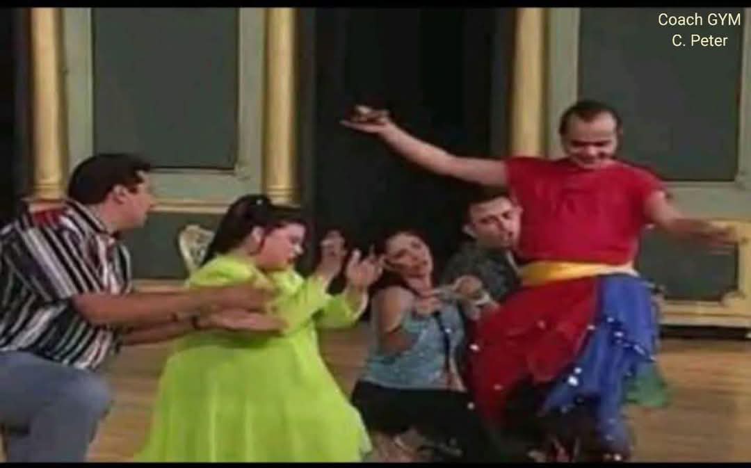 يدلعني قدام النااس 
وبيعرف انِ حرميه  وبيلعب ع الوتر الحساس 😂👏🏻💃🏻