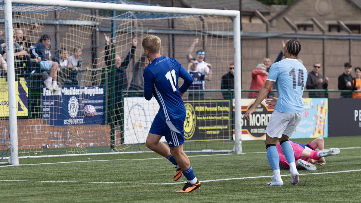 𝗧𝗵𝗿𝗲𝗲-𝗲𝗮𝘀𝘆 𝗱𝗼𝗲𝘀 𝗶𝘁.

Viggars. Brennan. Brennan. 🫡

#UpTheBucks | 📸 <a href="/peat_phil/">Phil Peat Photography</a>