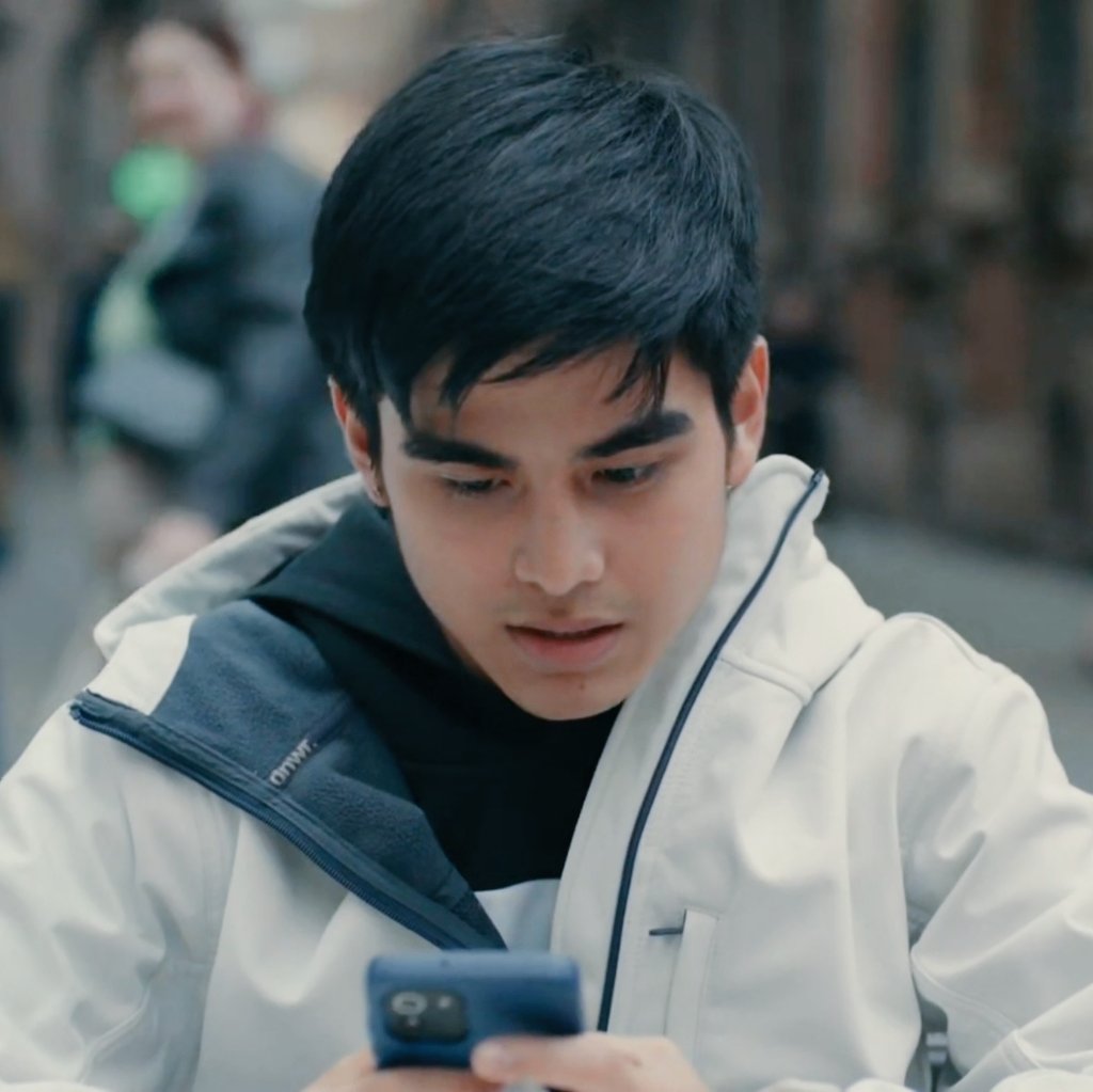 theelliegurl's tweet image. How can someone go from cutie-abunjing-babieluvs to jaw-clenching-hawtie-so, so pogi after??

multitasker ka, nak?