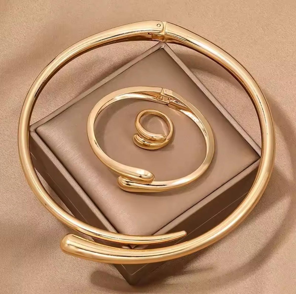 gemcartel_'s tweet image. Luxury without breaking the bank!๐
This stunning set is yours for only 12k
Available in gold and silver.