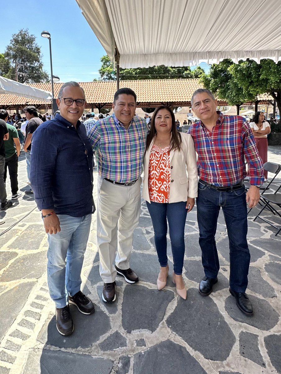 Movimiento Ciudadano Morelos (@movciudadanomor) on Twitter photo En representación de nuestra Coordinadora Estatal, <a href="/jesi_ortega/">Jessica Ortega ♀</a> 👇🏼
Fernando Guadarrama y Alberto Esquivel, acompañaron al alcalde de #Tlayacapan, Pedro Montenegro en la entrega de becas a jóvenes universitarios.
🧵 En representación de nuestra Coordinadora Estatal, <a href="/jesi_ortega/">Jessica Ortega ♀</a> 👇🏼
Fernando Guadarrama y Alberto Esquivel, acompañaron al alcalde de #Tlayacapan, Pedro Montenegro en la entrega de becas a jóvenes universitarios.
🧵