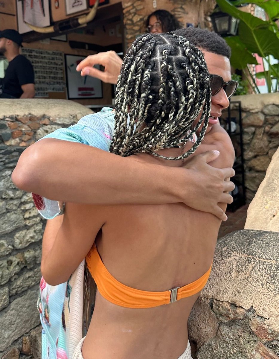 LIZZIE206871's tweet image. his hand on her back😥😹