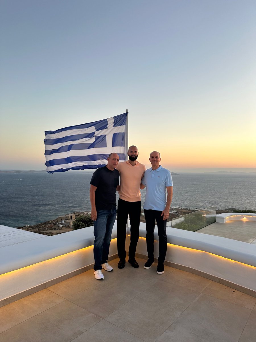 kskenteris's tweet image. Η τεντωμένη ελληνική σημαία, το ηλιοβασίλεμα με το απέραντο γαλάζιο του αιγαίου, οι γυαλισμένες καράφλες των αφων και του φουρνιε, 8% λίπος και οι 3 μαζί. Η πιο αρχοντική φωτογραφία της χρονιάς. #OlympiacosBC