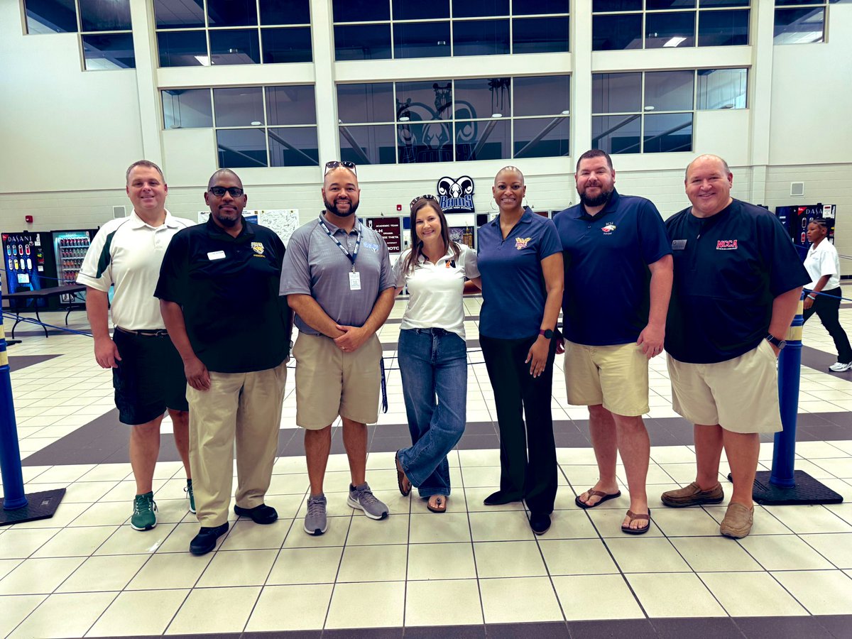 shannonjbuff's tweet image. Some of our @NewtonCoSchools #Zone1 leaders kicked off their morning by volunteering at the annual Back to School Giveaway, proudly sponsored by @newtonsheriffga! #SpiritPrideExcellence