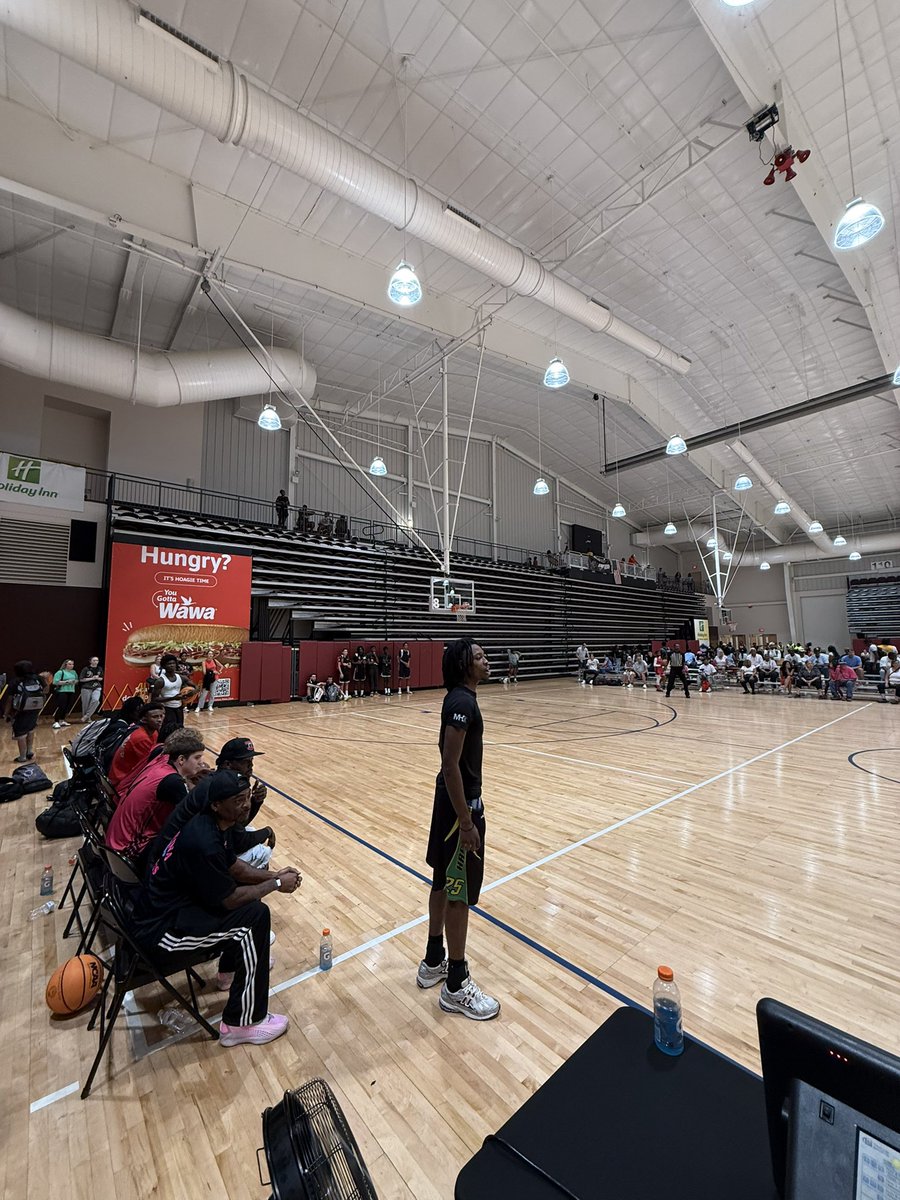 Coach Dashaun McKoy giving back to the youth and coaching the 14U Carolina Rockets group at the #252SummerFinale!
