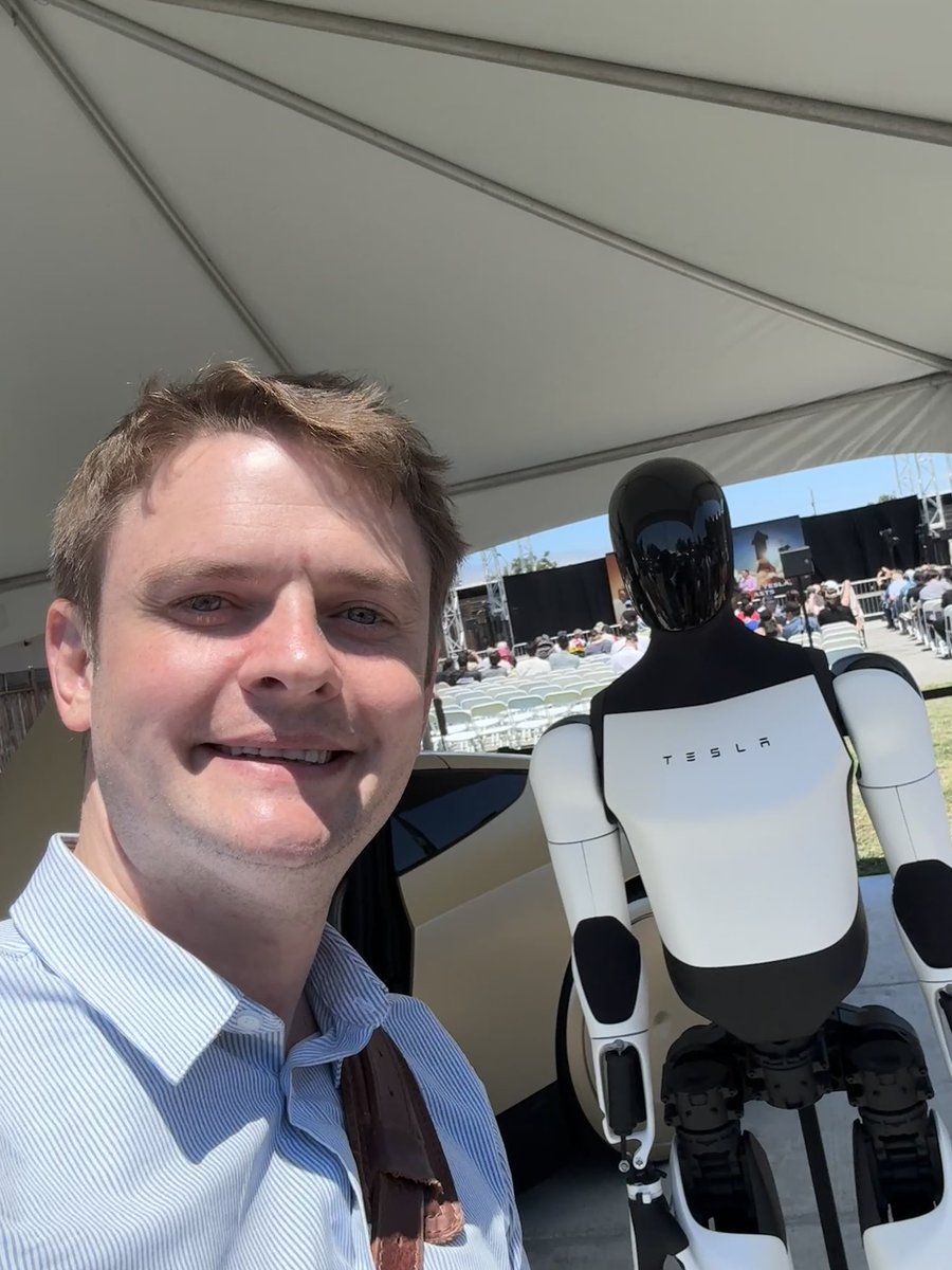 jessalanfields's tweet image. Optimus will be in everyone’s home and office before you know it, and on Mars, too. Pretty cool @elonmusk