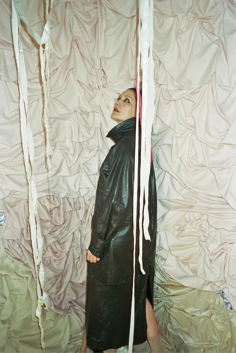 SinDocumentosMX's tweet image. &quot;Un ejercicio en la visceralidad de la vida, del amor, de la humanidad.&quot; 

Así es &quot;Michelangelo Dying&quot;, el nuevo disco de Cate Le Bon, quien ha revelado el segundo adelanto &quot;Is it worth it (Happy Birthday)?&quot; junto a un video. 

Detalles:
buff.ly/gjZgMfg