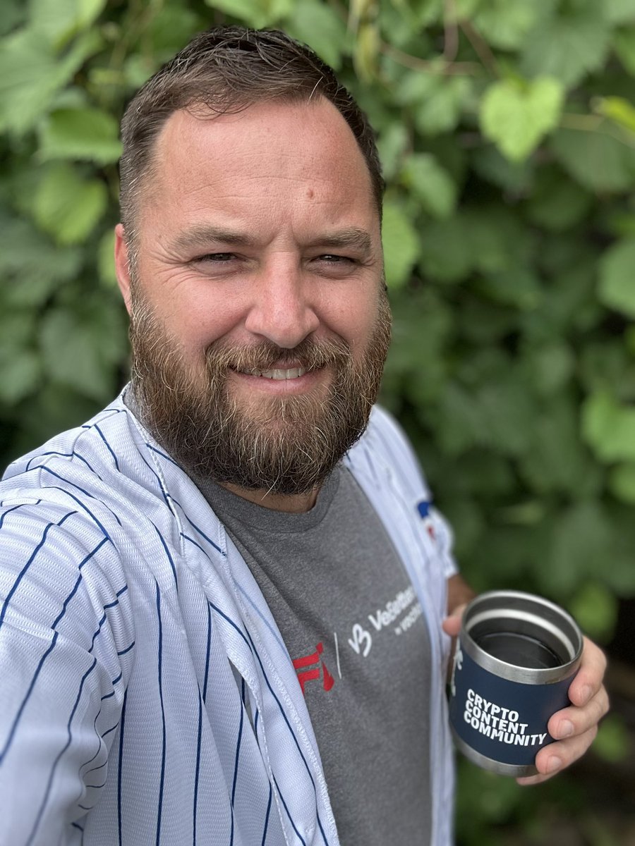 JChainsX's tweet image. Late GM and one last @mugshot_vet before tailgating the @Cubs vs @whitesox game with the fam!
Reppin’ the @ufc x #VeBetterDAO tee… because real ones sip sustainably
always tryna onboard some new degens who give a shit about the planet. 🤘🏽