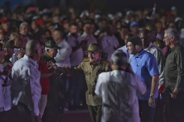 📷 El General de Ejército Raúl Castro Ruz, líder de la Revolución Cubana, y el Primer Secretario del Comité Central del Partido Comunista de Cuba, Miguel Díaz-Canel Bermúdez, presidieron el Acto Nacional en #CiegodeÁvila.