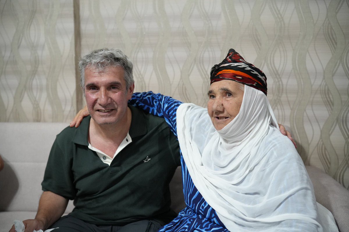 turkhafiza1's tweet image. Tahliye edilen azılı pkklı 31 sene hapis yatıp anasına kavuştu. Ne anası öldü ne kendisi.
Biz bu teröristlerin peşinde analarımızdan binlerce kilometre ötede dağlarda gezerken ya kendimiz öldük ya yılda iki kez görebildiğimiz anamız öldü.