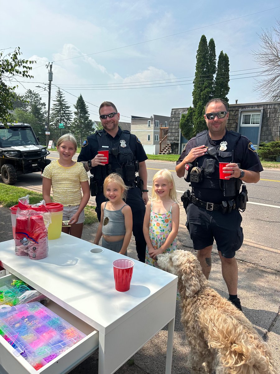 DuluthMNPolice's tweet image. School Resource Officers Chaney and Simons stopped at a lemonade stand to cool down! 🍋 Thanks for the tasty drink!
