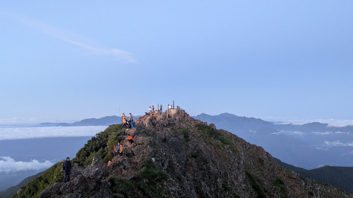 akadake2899m's tweet image. おはようございます。今朝の赤岳は晴れです。気温は10℃。風はほとんどなく穏やかです。
＃赤岳
＃八ヶ岳