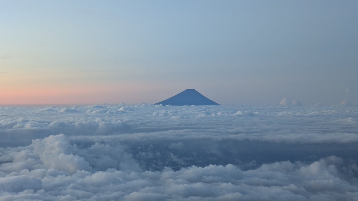 akadake2899m's tweet image. おはようございます。今朝の赤岳は晴れです。気温は10℃。風はほとんどなく穏やかです。
＃赤岳
＃八ヶ岳