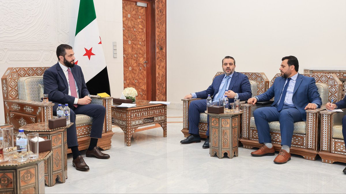 رئيس الجمهورية العربية السورية السيد
 أحمد الشرع يتسلّم النسخة النهائية من النظام الانتخابي المؤقت لمجلس الشعب، ويوجّه بمواصلة التقدّم في مسار العمل لضمان مشاركة شاملة تُعبّر عن إرادة الشعب السوري
