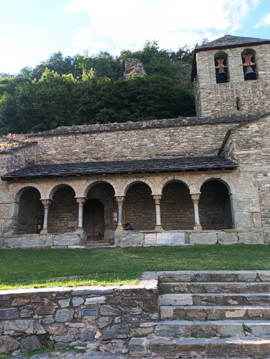 Aquest nàrtex, un altre cop. Quina meravella!Avui, nova visita a l'església de Queralbs, a mig camí de l'excursió de Núria a Ribes, passant per Fontalba, Queralbs, Vilamanya i Batet. La darrers ruixats ho han deixat tot molt verd. Tarda amb llum neta i relleu lluent. @aj.queralbs