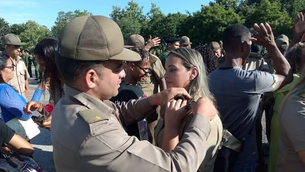 Razón tenía José Martí cuando escribió:
"Las campañas de los pueblos solo son débiles, cuando en ella no se alista el corazón de la mujer; pero cuando se estremece y ayuda, cuando la mujer, tímida y quieta de su natural, anima y aplaude(...)"
#FARCuba