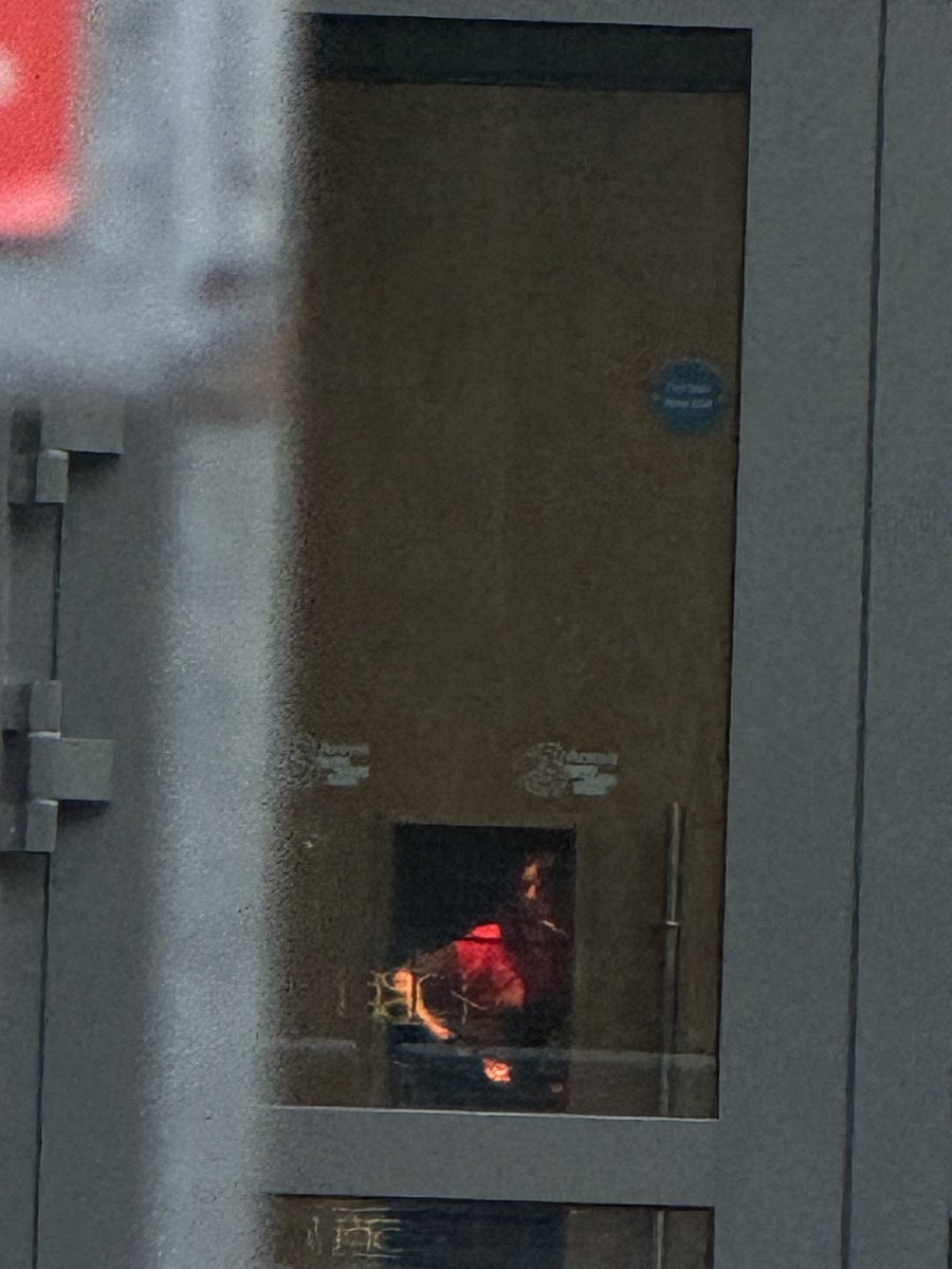 bronzefcb's tweet image. who needs tickets when u can see billie from outside the arena 😆😆