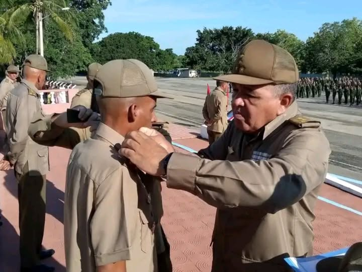 Recibir y portar el grado inmediato superior un honor inigualable.
Hoy celebramos con orgullo el ascenso al grado inmediato superior de los valientes oficiales de nuestra  Gran Unidad de Tanques, quienes con disciplina, lealtad y amor a la Patria.