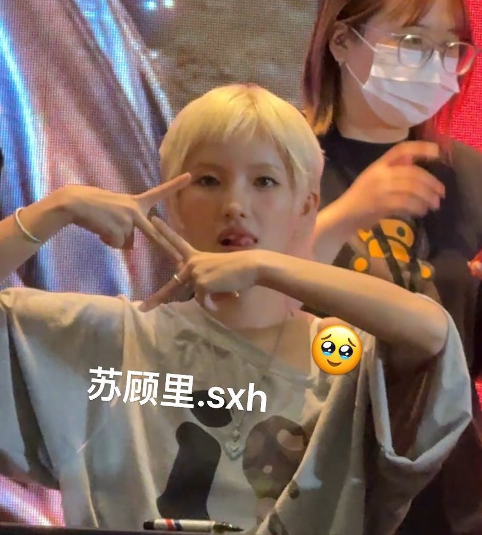 AboutItzyYT's tweet image. i-dle's Soyeon was seen doing ITZY's hand sign at recent fanmeeting.