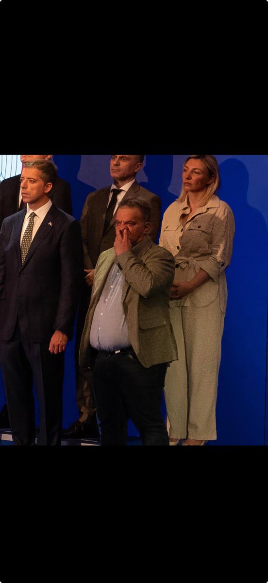 DraganDjilas's tweet image. Knjaževac, leta gospodnjeg 2025. Obeležavanje sto dana Vlade Srbije.
Prodavačica mobilnih telefona iz Batajnice, konobar iz Valjeva, debeli plagijator optužen da je seksualni predator koji čačka nos u farmerkama i patikama.m. Za četvrtog ne treba trošiti reči.
Pisaće se knjige o…
