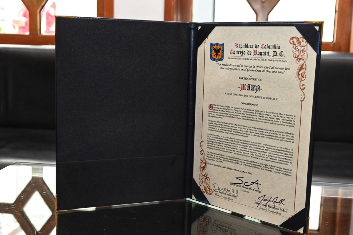 SamirBedoya's tweet photo. Junto a @Fapuentuandes, desde @ConcejoDeBogota entregamos la Orden Civil al Mérito "José Acevedo y Gómez" en el grado Gran Cruz a @PartidoMIRA, celebrando sus 25 años de “Honestidad, Servicio y Valores”. 

Con nuestro invitado especial el cofundador @Baena, primer concejal de MIRA en Bogotá, quien nos inspira con su liderazgo ético. 

Su labor no solo dejó huella en el Concejo, sino que elevó el estándar del servicio público en la ciudad. 

#MIRAmiRegalo