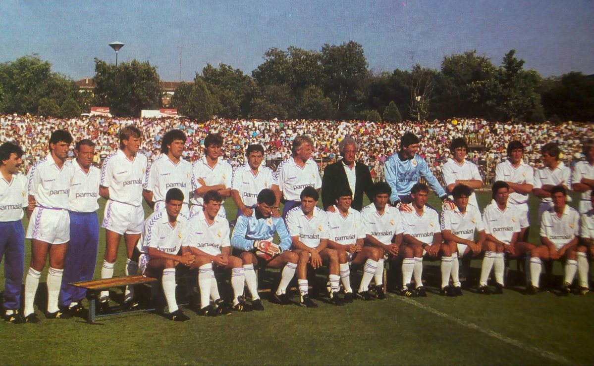 Rancoma_'s tweet image. 26 de julio de 1988. Presentación del Real Madrid 1988-89. Schuster, Esteban y la vuelta al Club de Losada y Julio Llorente, novedades de un equipo que ganaría todos los títulos nacionales: Liga, Copa y Supercopa.
📸 Boletín Real Madrid.