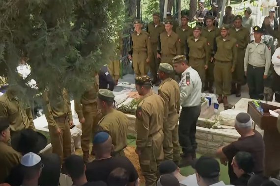 YZaatreh's tweet image. حدث أمني صعب، مع "سُمح بالنشر"!
الثاني عن ضابط هلك متأثّرا بإصابة سابقة، فيما يتعلق الحدث الأمني بقتلى وجرحى في هجومين لأبطالنا.
هو "سيناريو فيتنام"، ولكن بقدر أكبر من البطولة والإبداع في ظل حصار مُحكم على مساحة صغيرة.
أبطالنا يُبدعون في قهر العدو، وشعبنا يقهره أكثر بصبره وصموده.