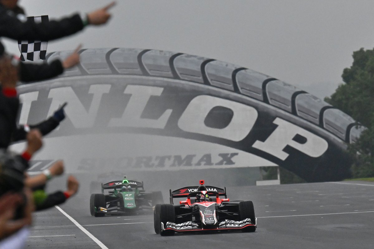 geinou's tweet photo. RT to scare a #F1 fan by showing formula cars racing in the wet. ☔️😘

#SFormula https://t.co/zg6femrYYU