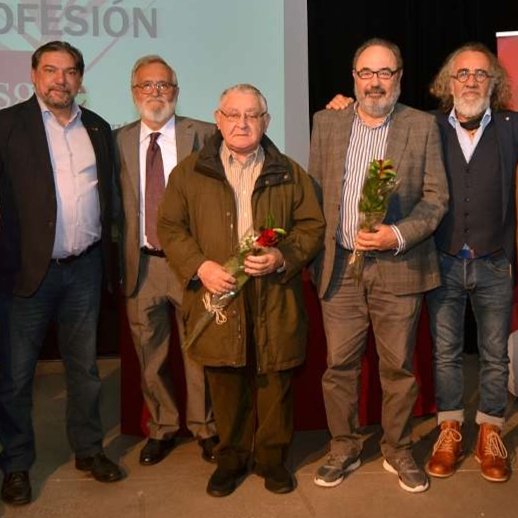 Con enorme tristeza recibimos la noticia del fallecimiento de nuestro querido socio #ManuelLourenzo (en el centro de la imagen).

Autor inspirado, Premio Nacional de Literatura Dramática y clave fundamental para el desarrollo del oficio teatral en #Galicia desde los años 60,