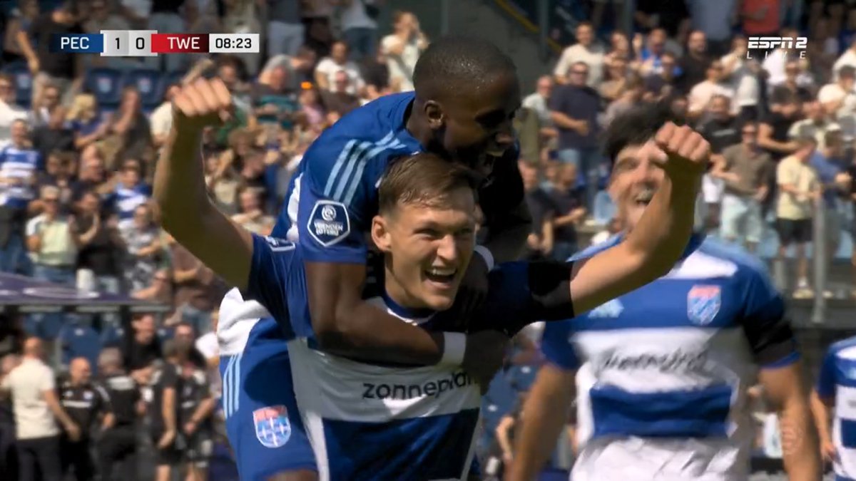 ⚽️Wat een droomdebuut voor Thijs Oosting bij PEC Zwolle! Na acht minuten spelen tekent de spits voor de 1-0 tegen het Twente van zijn eigen vader Joseph. 

LIVE: fcupdate.nl/fwd/379604

#PECTWE