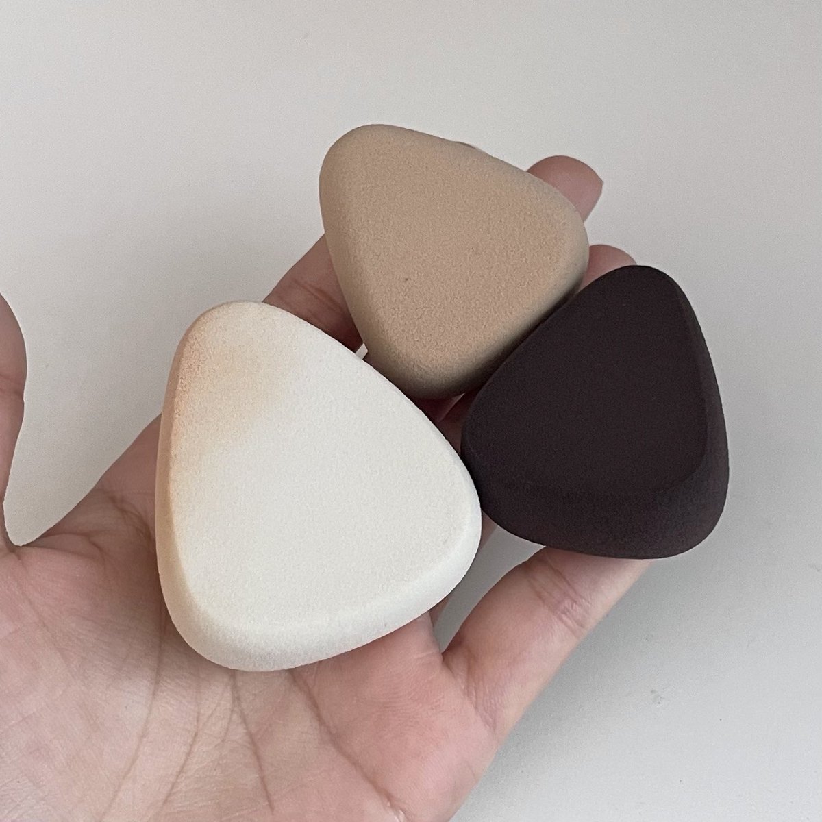 mmytype_'s tweet image. คลิปพี่จูนสอนเทคนิคแต่งหน้า เป็นคลิป1 ชม. ที่ตั้งใจดูทุกนาที55555 พร้อมป้ายยาฟองน้ำใหม่by.tuneteller เหมาะมือสุดๆ ลงได้กับทุกtextureผิว รองพื้นคซลที่เนื้อหนา เน้นปกปิด แต่อยากเบลนให้อยู่บนผิวด้วยปริมาณที่พอดี อยากได้งานผิวแต่ต้องปกปิดนี่เลย ฟองน้ำตบเปียกชีสามารถ