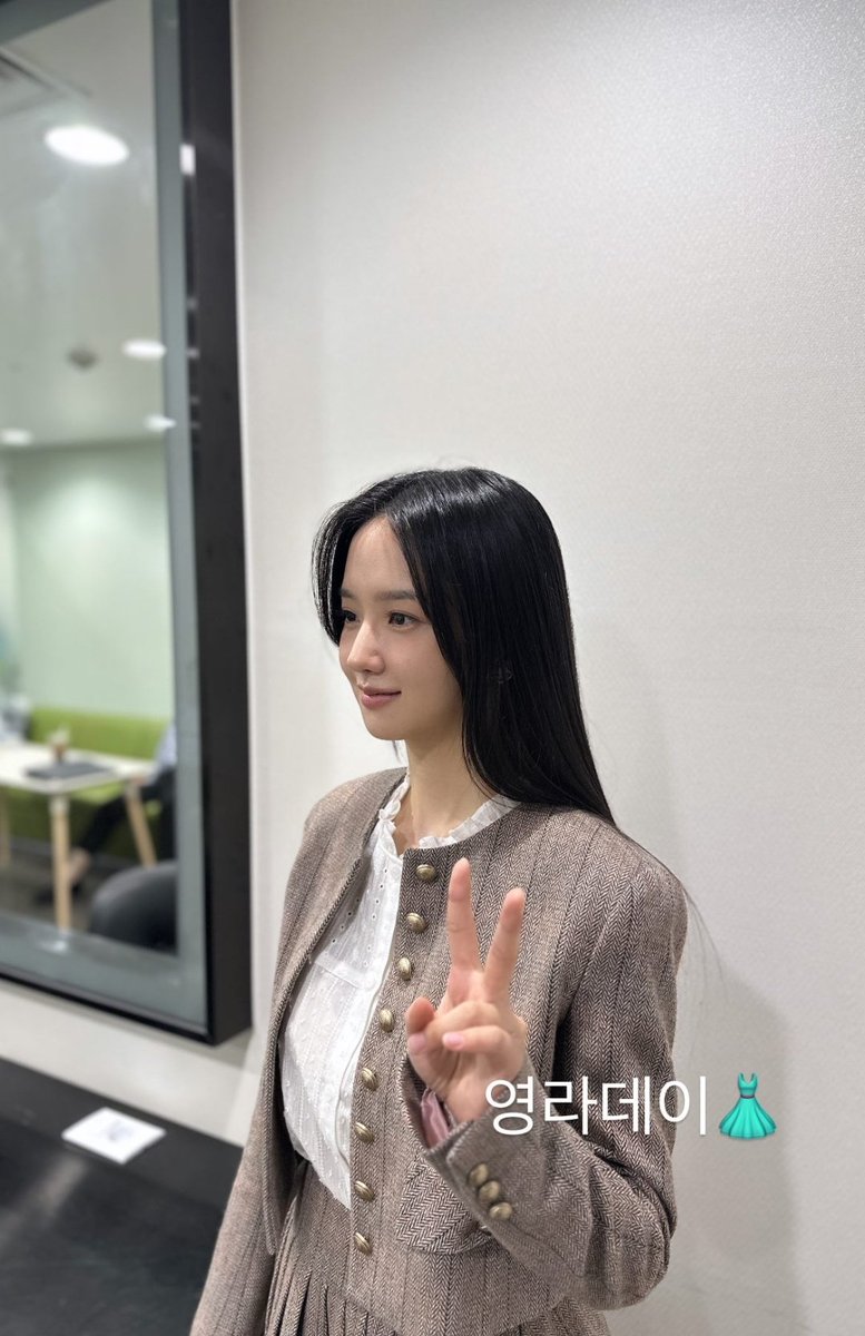 HourlyJungyeon's tweet photo. my baby booked &amp; busy 🥹 https://t.co/IMnbTyxxek
