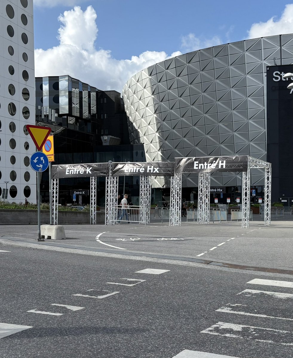 Se till att kolla vilken entré ni har innan ni är framme vid arenan och välj rätt ingång för att spara tid och undvika att behöva köa på nytt