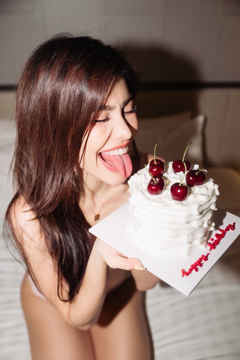 Nesamahmoodii's tweet photo. She’s 25 and still thriving 🎂🎈🪩

 #Nudee25FabulousYears
#HappyNudeeDay https://t.co/ZUP8POvXzf
