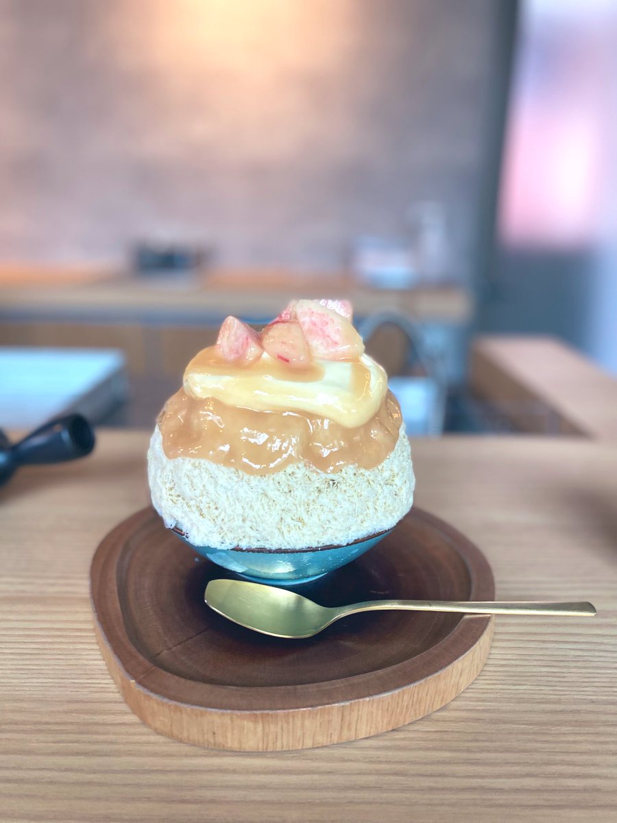 kuro_koori_cat's tweet image. 2025.08.10
氷師匠Bと久々に #CHAP
 サマーピーチ🍑中、いただきました

🍑が上にも中にもざくざくと。ベースのジャスミンティーと中のピスタチオが🍑果実自体のおいしさを引き立ててくれてる。甘過ぎなくて、超好み🫶
あっという間に完食しました！
#氷活 #かき氷 #ごーらー