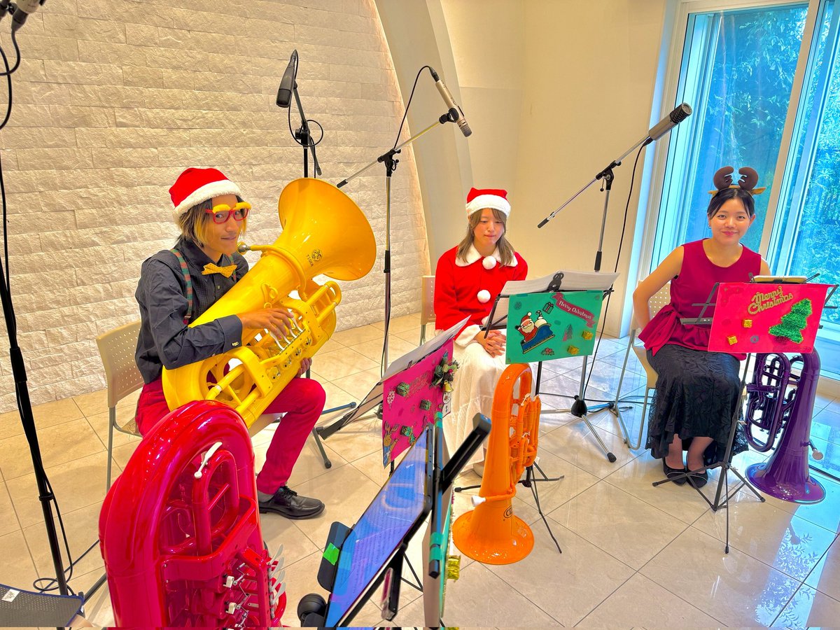 本日は
濱岡さん〈OrigAmi〉
ふじこさん〈プラネタニウム〉
まゆずみ〈マホムジカ〉
素敵な方々とプラスチックバリチューで
クリスマスソング撮影。

プロアマチュア垣根越えて
プラユーフォニアム/チューバ持ってる方で
合奏したら楽しそう!集まるかな!? 

画力強い笑 バリチュー最高！