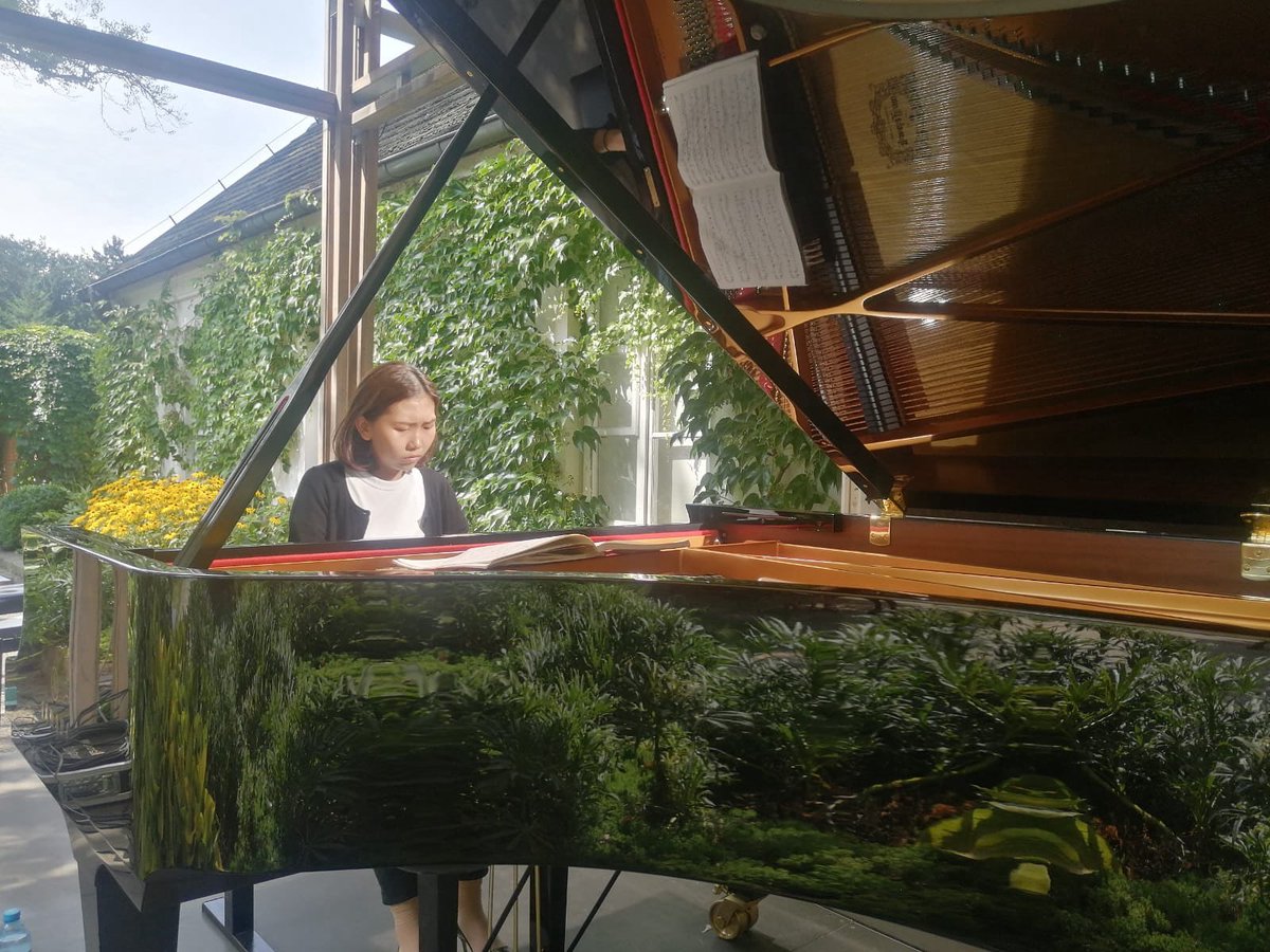 🎶 Today at 12 p.m. and 3 p.m. CEST, Aimi Kobayashi will perform at Chopin’s Birthplace in Żelazowa Wola. 

🎥 Head to our YouTube channel at noon to watch a live broadcast of the first of today’s concerts! 👉 youtube.com/live/b-qifhiSx…

#sundaychopinrecitals