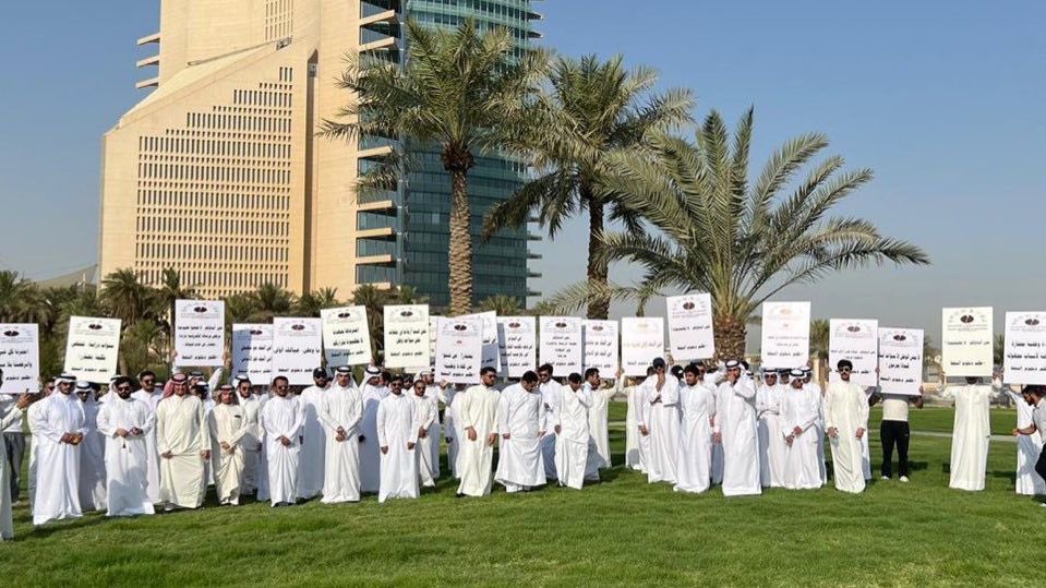 السيد م. بدر المنيفي، المحترم

كل الشكر لتعاونكم الكبير ودعمكم المتواصل لأبنائكم أبناء هذا الوطن الذين نأمل بعد الله في سعادتكم وسعادة المهندس #احمد_جابر_العيدان ومعالي #الشيخ_نواف_سعود_الصباح ، الذين نعلم حرصهم الدائم على رفعة الوطن وخدمة أبنائه.

• أحنا عيالكم، نسأل الله، ثم