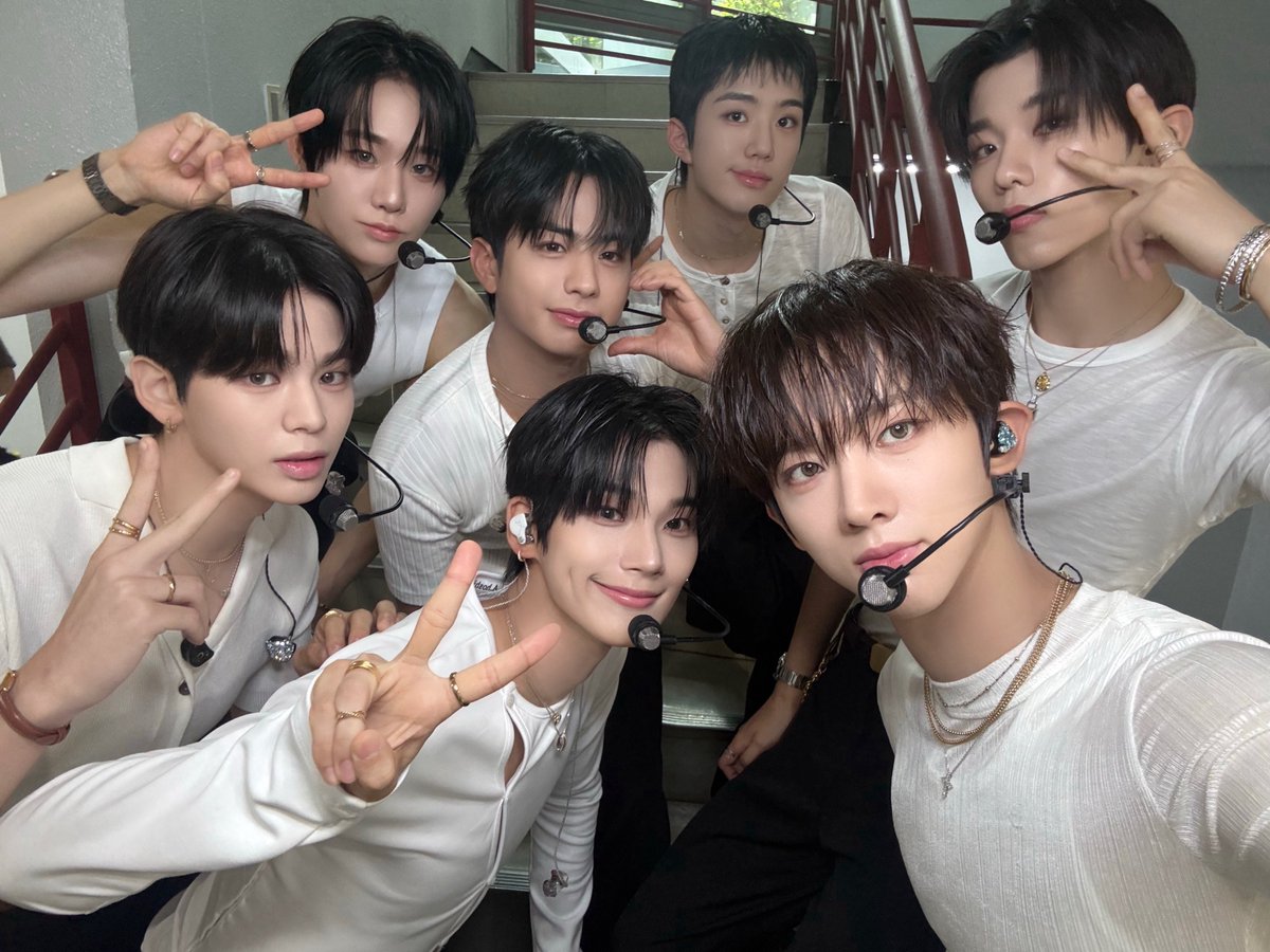 EVNNE_jp's tweet photo. [📸]
250810
SBS #人気歌謡

致命的なEVNNEは本当に優しくない...🌹
ENNVEの心の中に無事到着🖤

#EVNNE #イブン 
#LOVE_ANECDOTES #How_Can_I_Do https://t.co/7GwffhMGHz