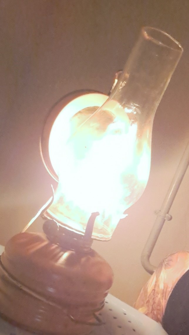 قطعی آب و برق در روستای پدری در غرب کشور به مدت ۳ ساعت در صبح و ۳ ساعت در شب
بعد سخنگوی دولت میگه یکی از ویژگی های مثبت دولت اینه که اشتباهاتش رو میپذیره و عذر خواهی میکنه.
جالب اینجاست حتی دکل آنتن هم ندارن! 
برای ۶_۷ ساعت کاملا تو سکوت فرو میرن...
عذر خواهی چیزی رو درست نمیکنه!